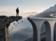 Persona in equilibrio tra ponte antico in rovina e moderno, simbolo di scelta strategica